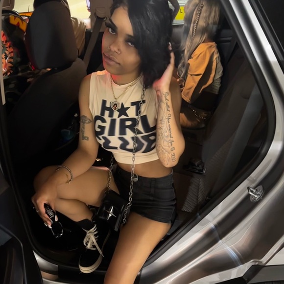 Meet your Posher, Sasha - Picture 2 of 4